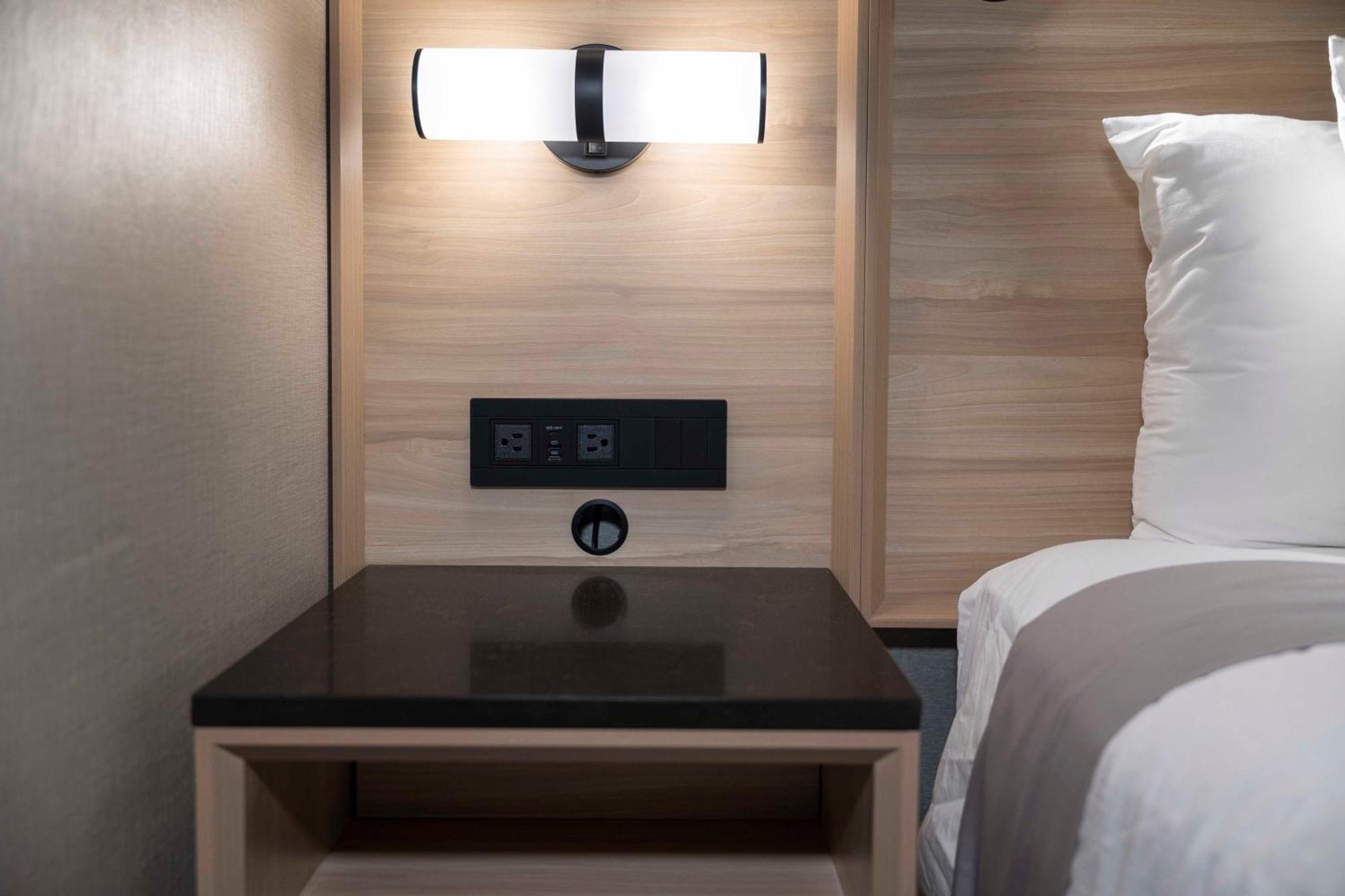 Accent Inns Vancouver Airport Ричмънд Екстериор снимка